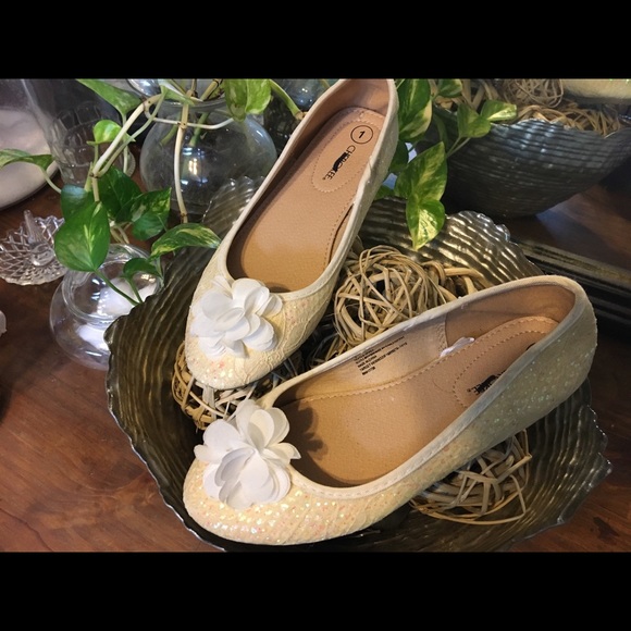 Girls size 1, sparkle sequined and flower flats - Picture 4 of 8